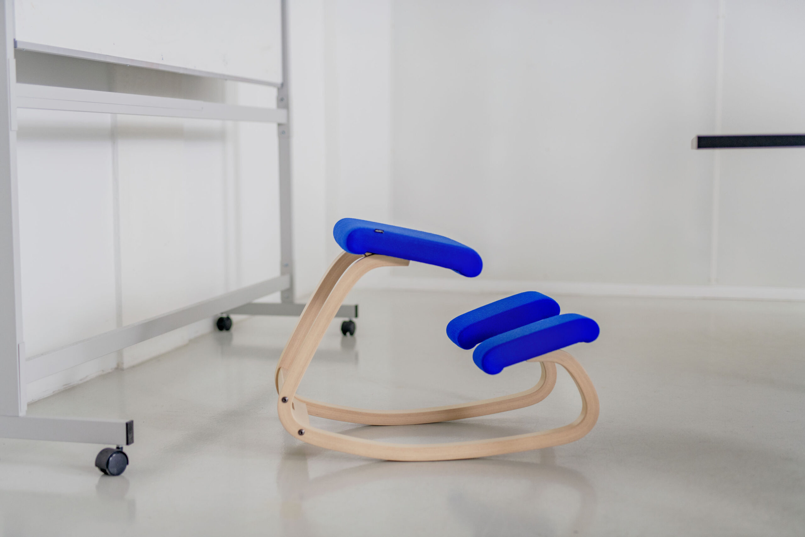 Kniestoel: ontdek de ergonomische voordelen